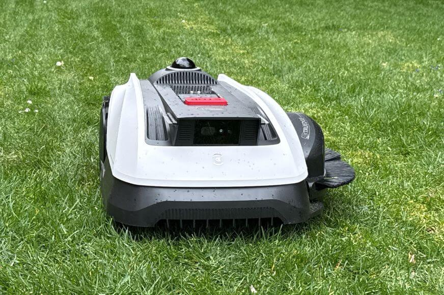 Der Ecovacs GOAT O1200 LiDAR Pro Mähroboter im Smart Home Fox Test 2026. LiDAR Pro Navigation für verwinkelte Gärten und präzisen Kantenschnitt.